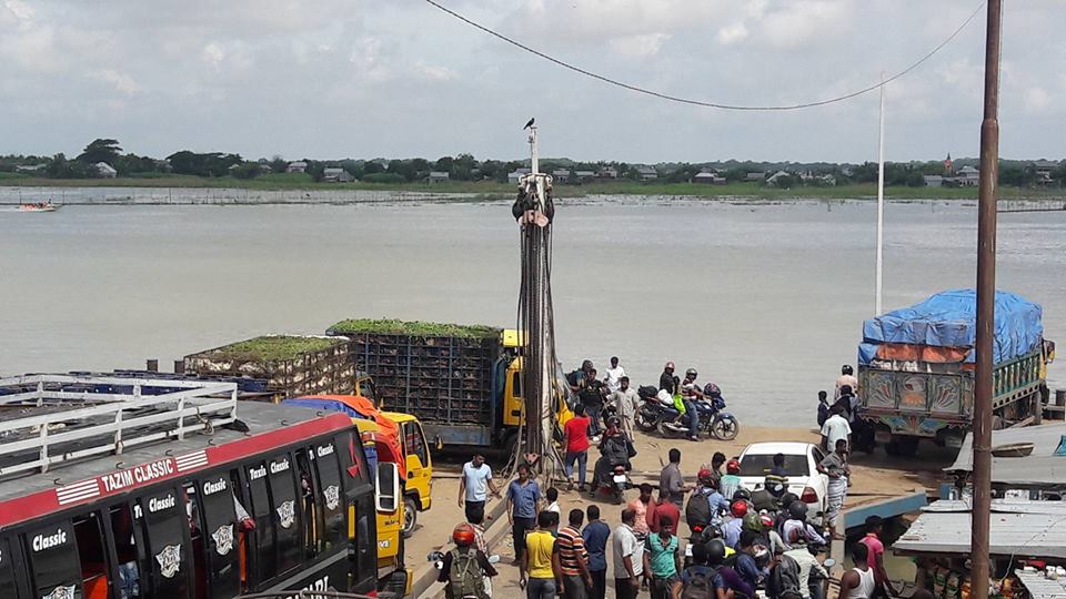 ৮ ঘন্টা বন্ধ থাকার পর ছোট-মাঝারী ফেরি চলছে, দীর্ঘ যানজট