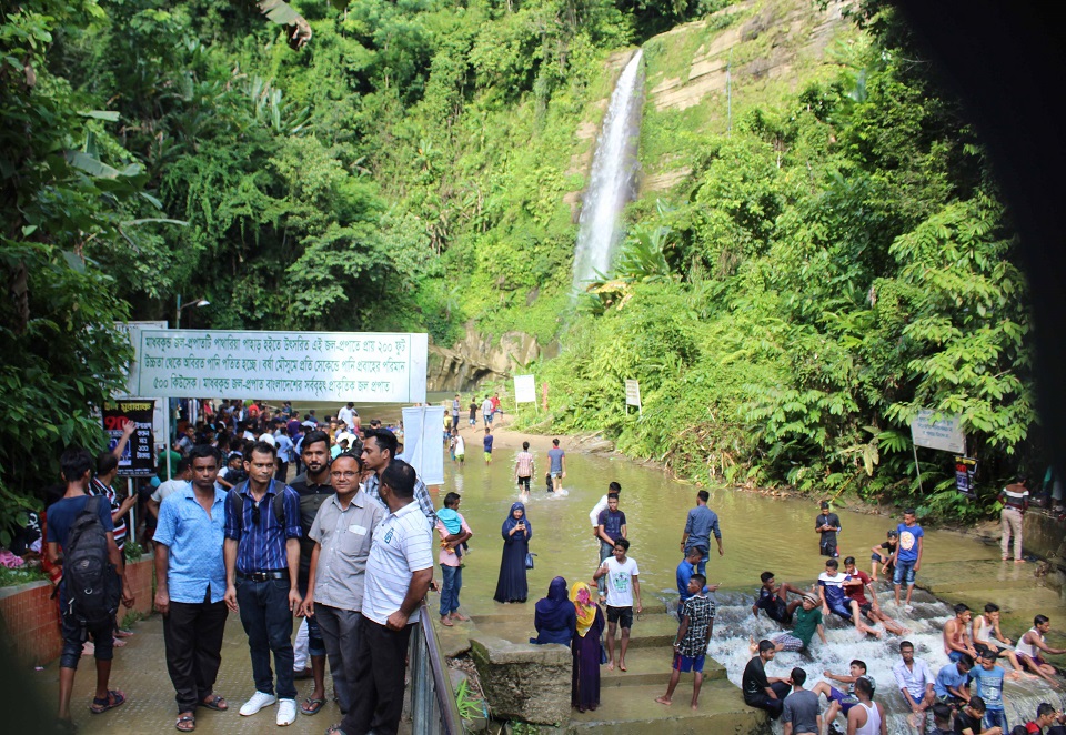 ঈদ ছুটিতে মৌলভীবাজারে পর্যটকের ঢল