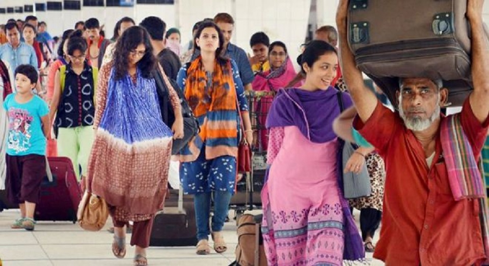 প্রিয়জনের সাথে ঈদ শেষে রাজধানীতে ফিরছে মানুষ