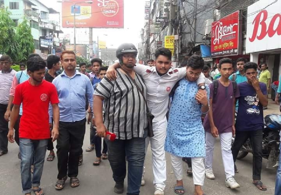 ফেনীতে শিক্ষার্থীদের বিক্ষোভ মিছিলে হামলা, আহত ২০
