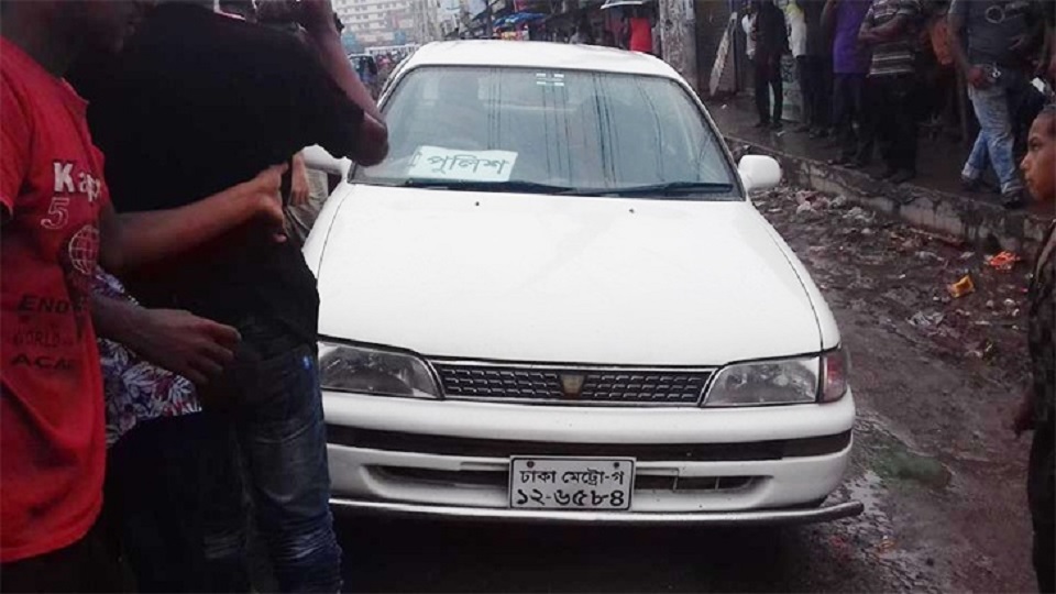 লাইসেন্সবিহীন ওসির গাড়ি আটকে দিলো শিক্ষার্থীরা