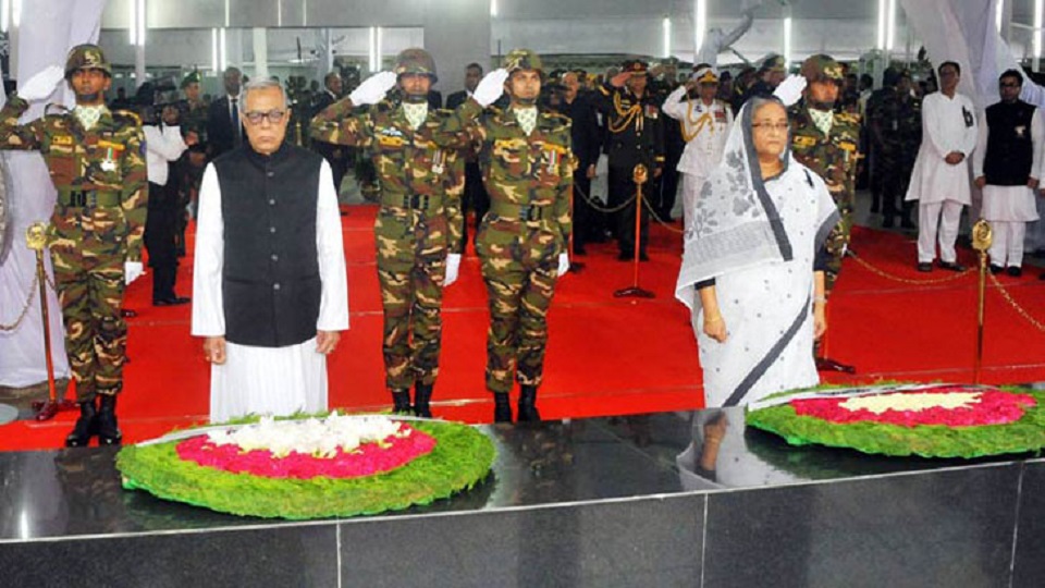 বঙ্গবন্ধুর প্রতিকৃতিতে রাষ্ট্রপতি ও প্রধানমন্ত্রীর শ্রদ্ধা নিবেদন