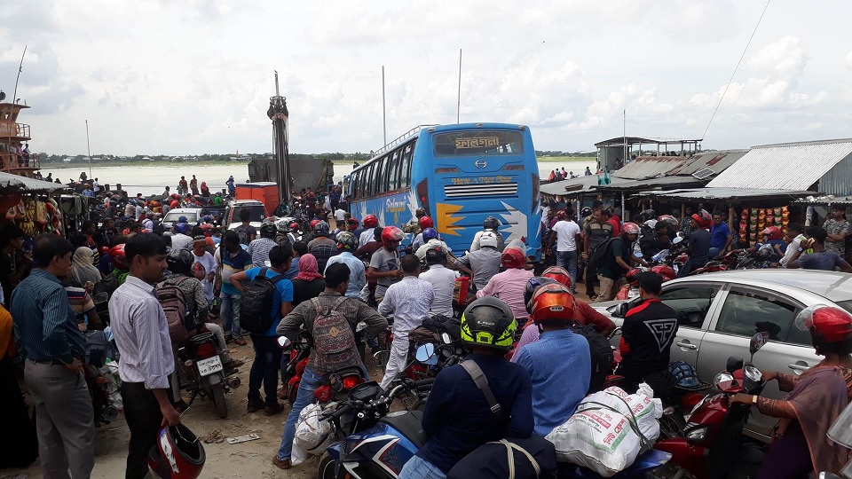 শিমুলিয়া-কাঁঠালবাড়ি ঘাটে নাব্য সংকটে ফেরি চলাচল ব্যাহত