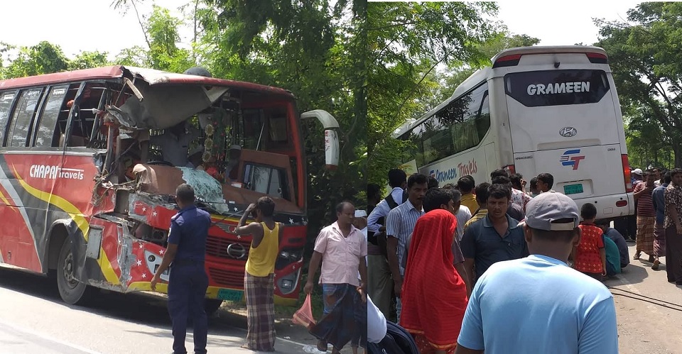 দুই বাসের মুখোমুখি সংঘর্ষ, চাকার নিচে প্রাণ দিলে সাইকেল আরোহী