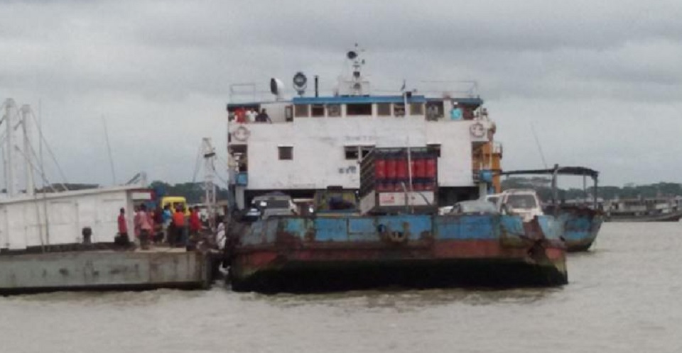 নাব্য সংকটে শিমুলিয়া-কাঁঠালবাড়ি রুটে ফেরি চলাচল ব্যাহত