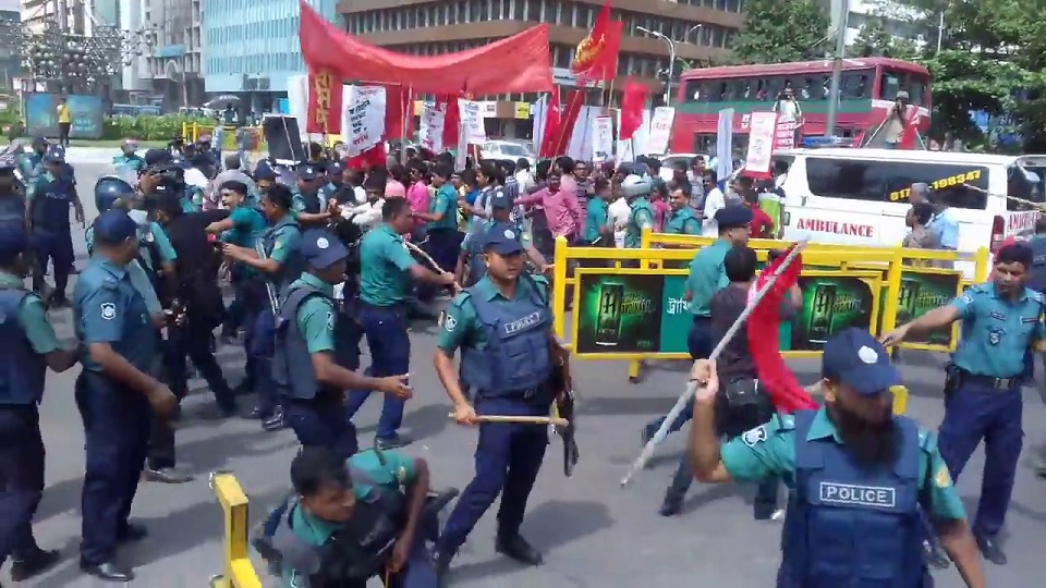 পুলিশের বাধায় পণ্ড নির্বাচন কমিশন ঘেরাও কর্মসূচি