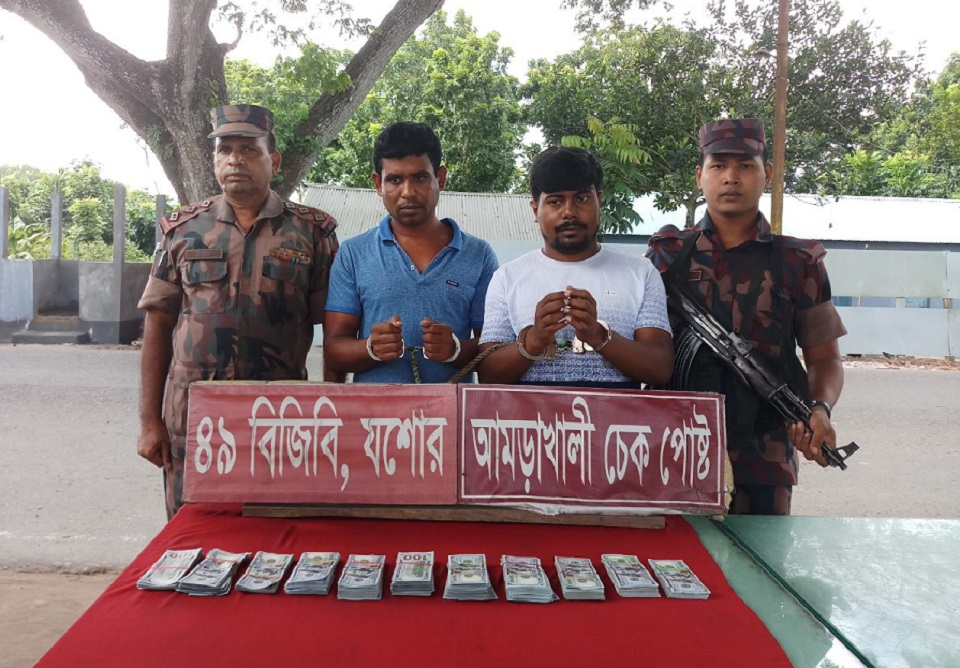 শার্শা সীমান্তে ১০টি স্বর্ণের বার ও ডলারসহ আটক ৩
