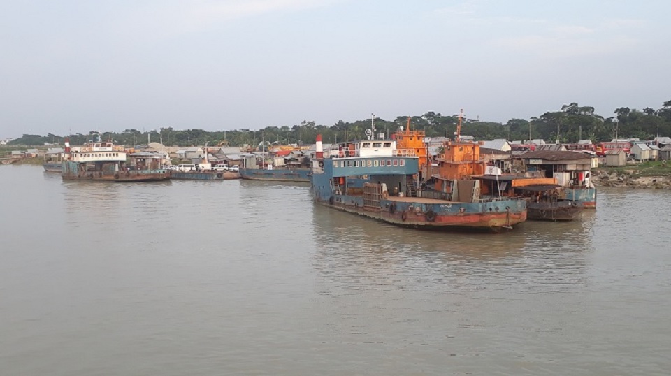 নাব্য সংকটে ফেরি চলাচল বন্ধ; যানবাহনের দীর্ঘ সারি