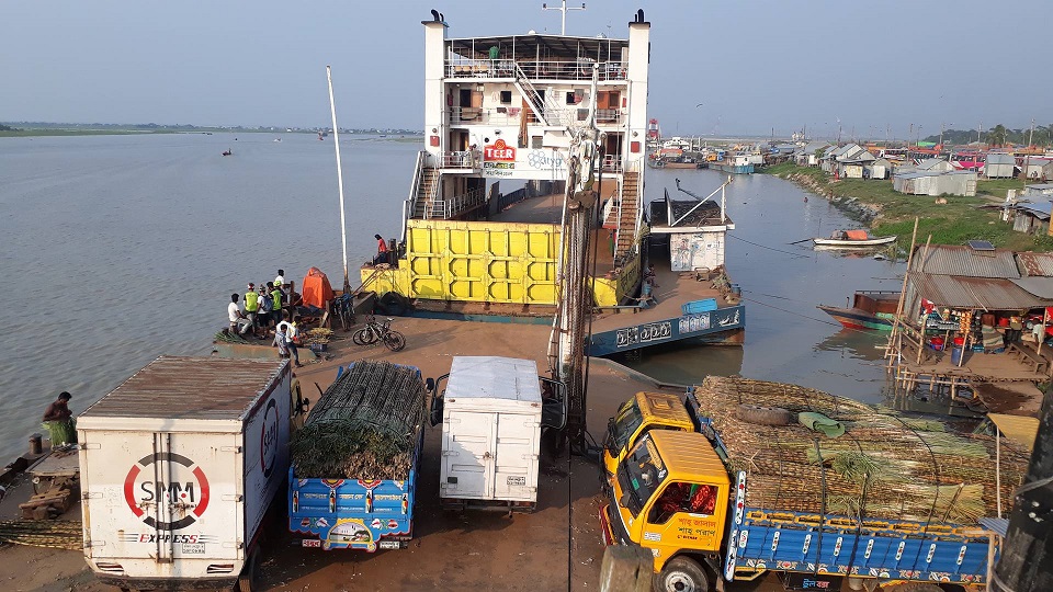 শিমুলিয়া-কাঁঠালবাড়ি নৌরুটে ফেরি চলাচলে চরম অচলাবস্থা