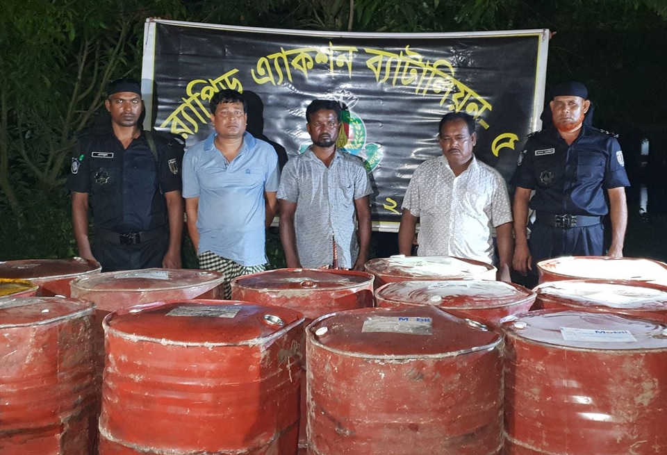 নাটোরে রেলের ২৫৩০ লিটার চোরাই তেলসহ আটক ৩