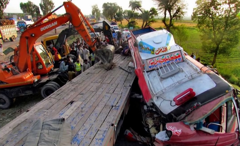 পাকিস্তানে দুই বাসের মুখোমুখি সংঘর্ষে নিহত ১৯