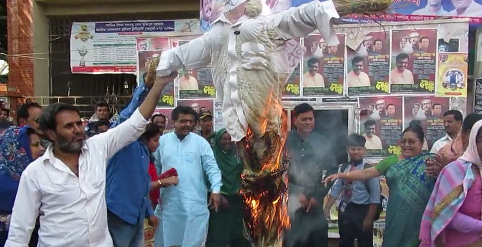 ঝিনাইদহে ব্যারিস্টার মঈনুলের কুশপুত্তলিকা দাহ