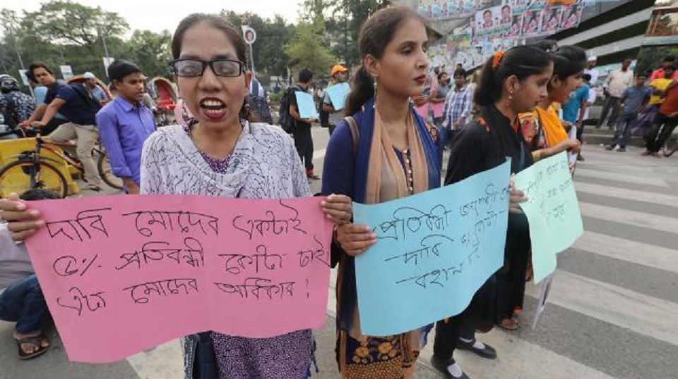 বৃষ্টিতেও প্রতিবন্ধী শিক্ষার্থীদের অবরোধ অব্যাহত