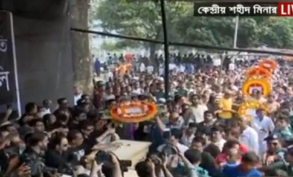 কেন্দ্রীয় শহীদ মিনারে আইয়ুব বাচ্চুর মরদেহ