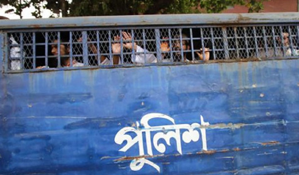 কড়া পাহারায় আসামিদের ঢাকার আদালতে আনা হচ্ছে