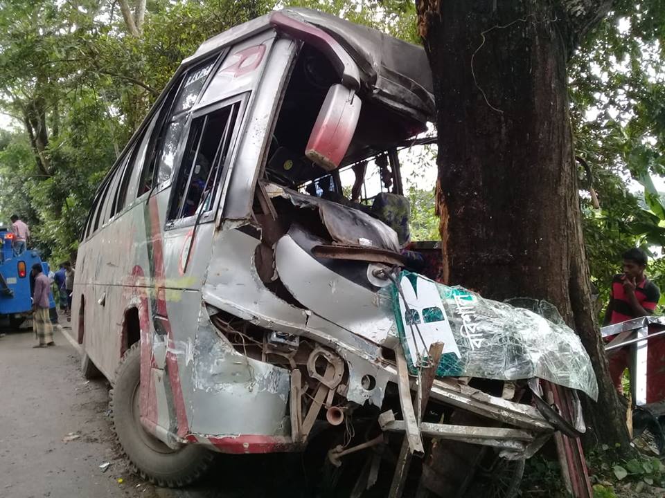 গৌরনদীতে বাস নিয়ন্ত্রণ হারিয়ে গাছের সাথে ধাক্কা, নিহত ২