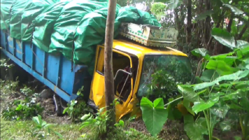 ফরিদপুরে ট্রাক-মাহেন্দ্রের সংঘর্ষ, স্কুল শিক্ষকসহ নিহত ২
