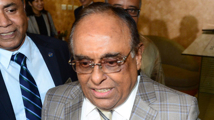 ঢাকার সিএমএম আদালতে ব্যারিস্টার মইনুল