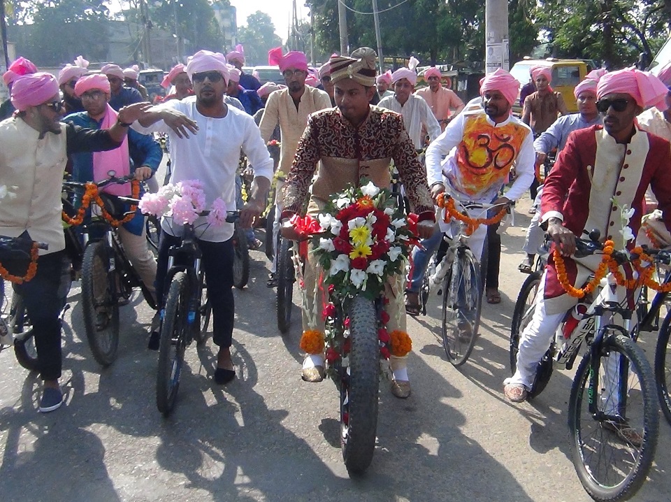 বাইসাইকেলের বহর নিয়ে কনে আনতে গেলেন বর!