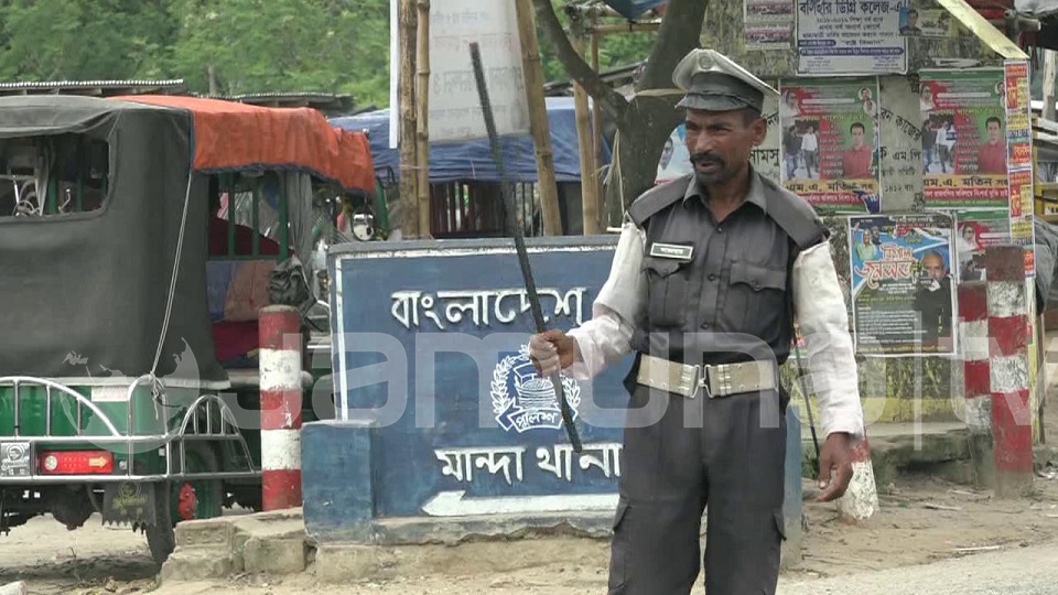 বিনে পয়সায় ২০ বছর ধরে ট্রাফিক সেবায় আজাহার আলী