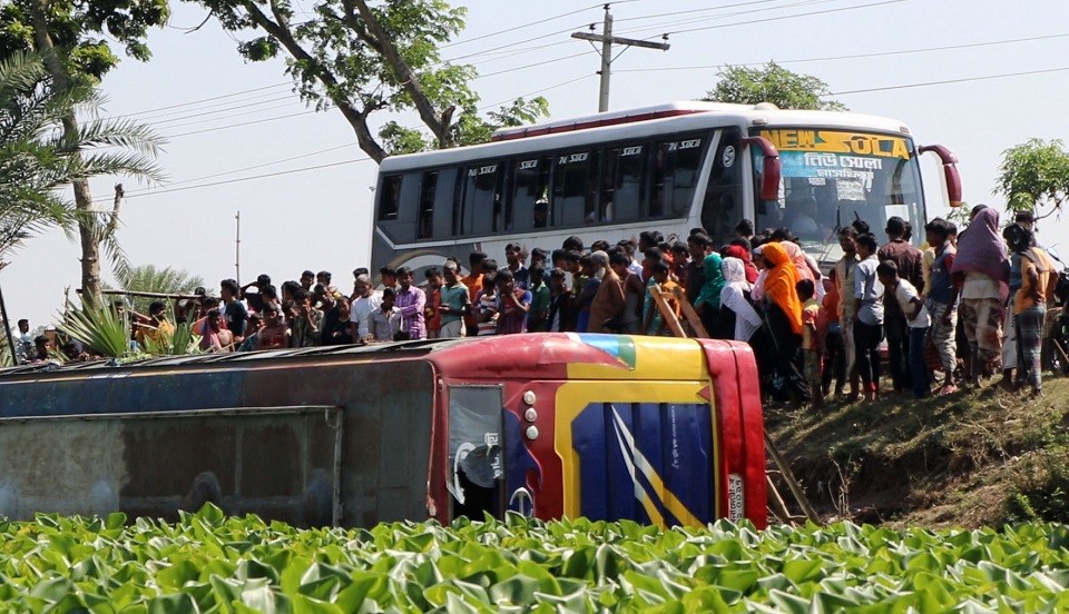 পাবনায় ট্রাকের ধাক্কায় যাত্রীবাহী বাস খাদে, আহত ১০