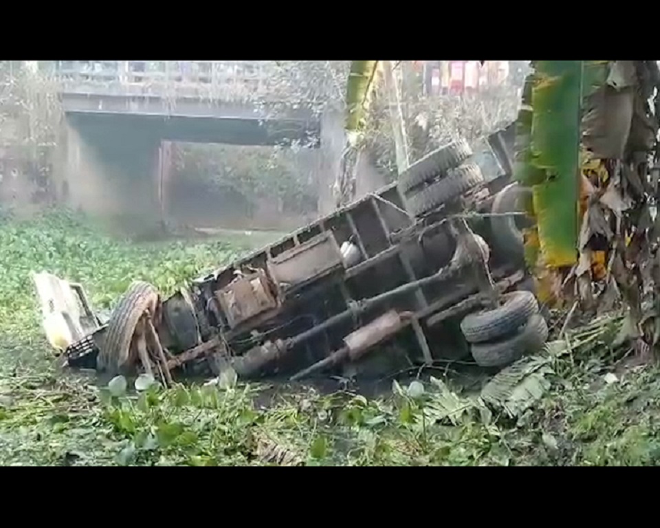 মাদারীপুরের ট্রাক নিয়ন্ত্রণ হারিয়ে চালকসহ নিহত ২ জন