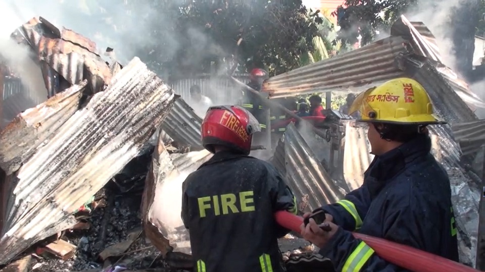 মানিকগঞ্জে প্যাকেজিং কারখানায় আগুন