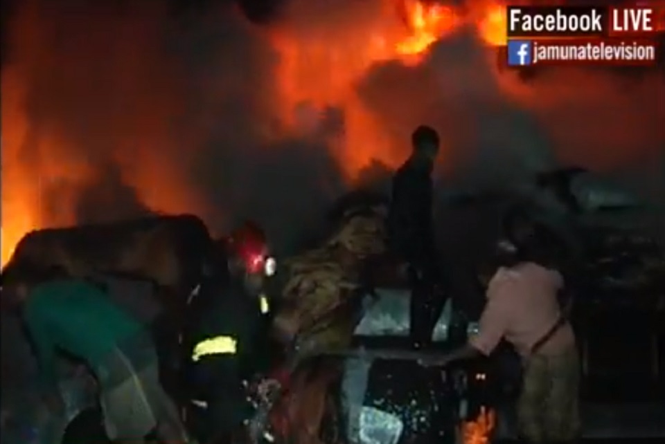 চট্টগ্রাম নগরীর চাক্তাই এলাকায় সুতা গুদামে ভয়াবহ আগুন