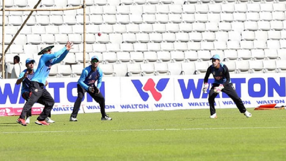 টসে হেরে ফিল্ডিংয়ে বাংলাদেশ; অপু-আরিফুলের অভিষেক