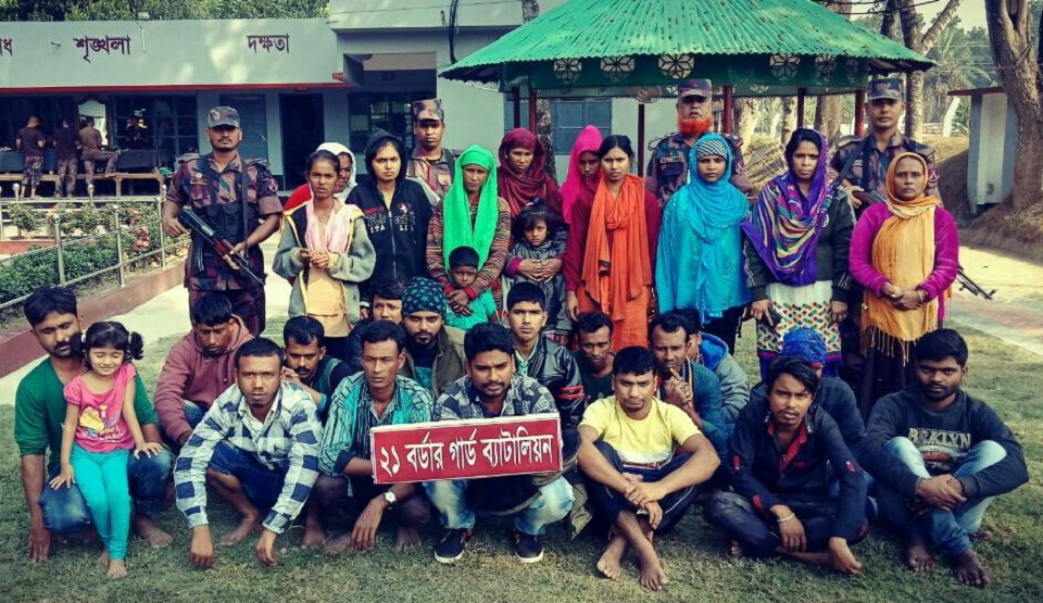 বেনাপোল সীমান্তে শিশুসহ ৪১ জন আটক