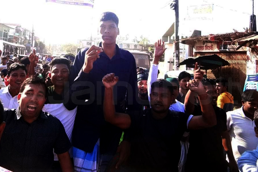 আওয়ামী লীগের নির্বাচনী প্রচারণায় বিশ্বের লম্বা মানুষ