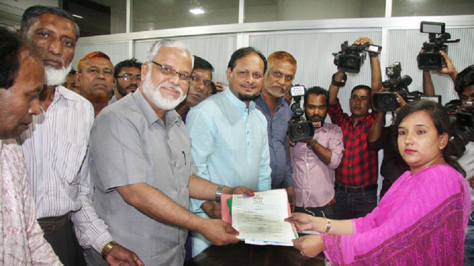 ঢাকা-১৭ আসনে মনোনয়নপত্র গ্রহণ করেছেন এইচএম এরশাদ