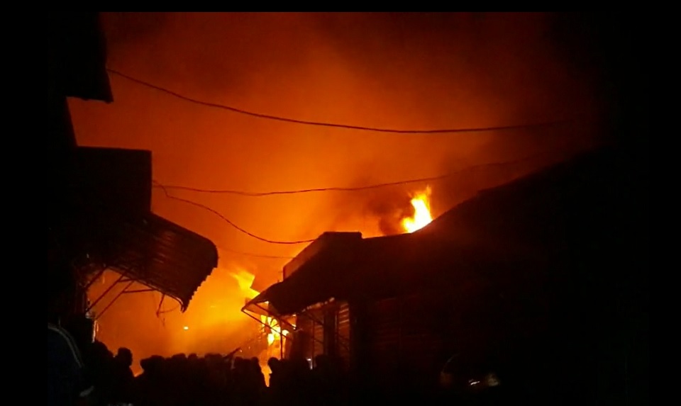 মাদারীপুরের শিবচরে বাজারে ভয়াবহ আগুন