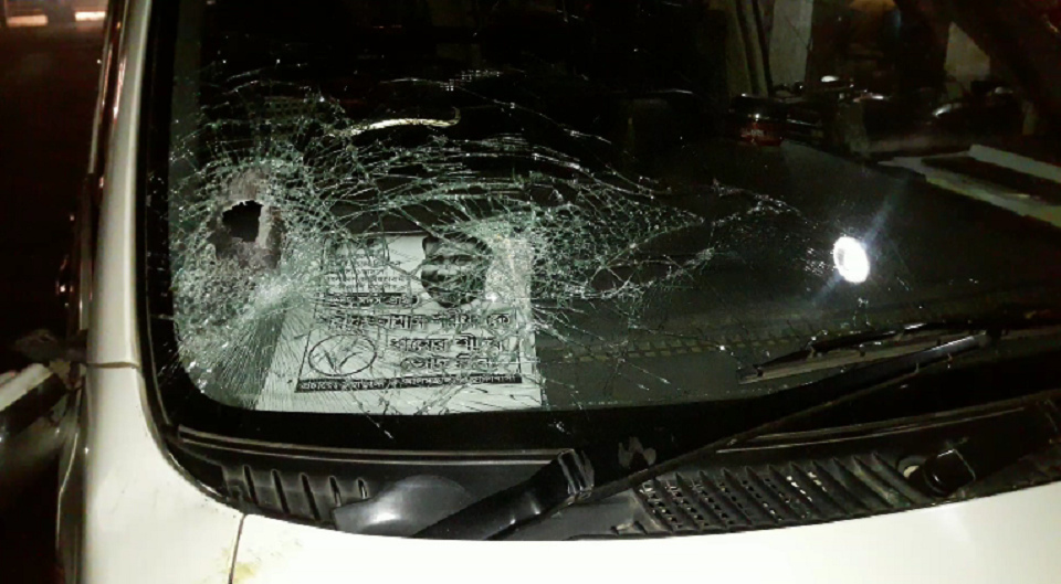 আলমডাঙ্গায় বিএনপি প্রার্থীর গাড়ি বহরে দুর্বৃত্তদের হামলা-ভাঙচুর