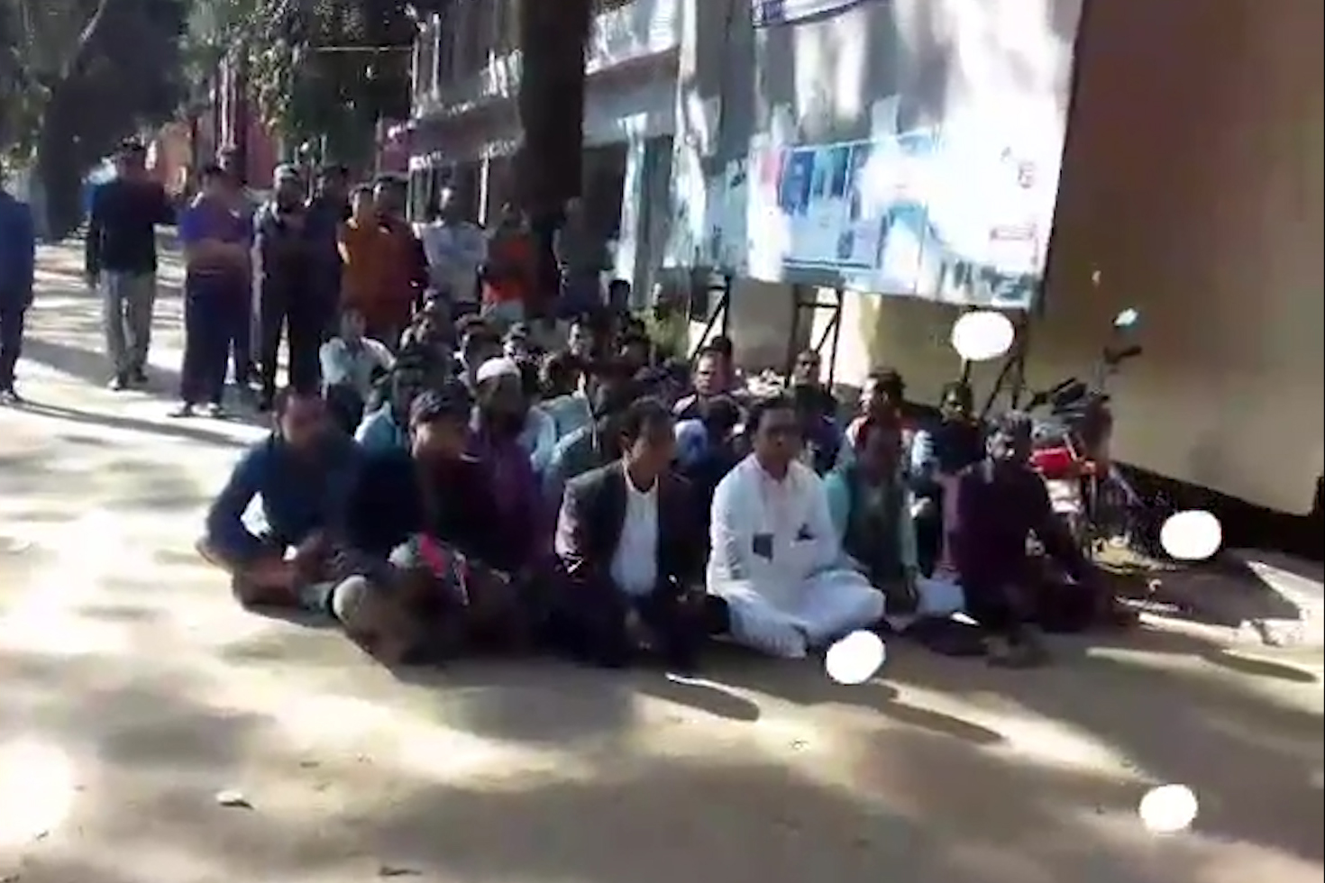 হামলার প্রতিবাদে ঐক্যফ্রন্টের প্রার্থী কায়সার কামালের অবস্থান কর্মসূচি