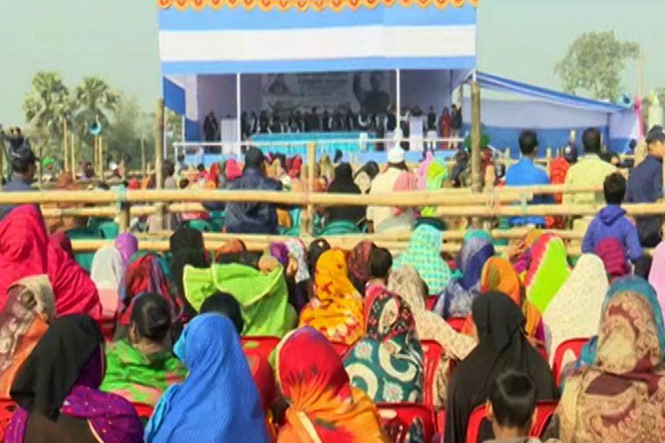 গোপালগঞ্জ থেকে ঢাকার পথে প্রধানমন্ত্রী শেখ হাসিনা