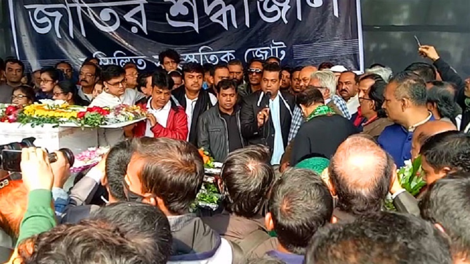 বাবা-মায়ের কবরের পাশে শায়িত আমজাদ হোসেন