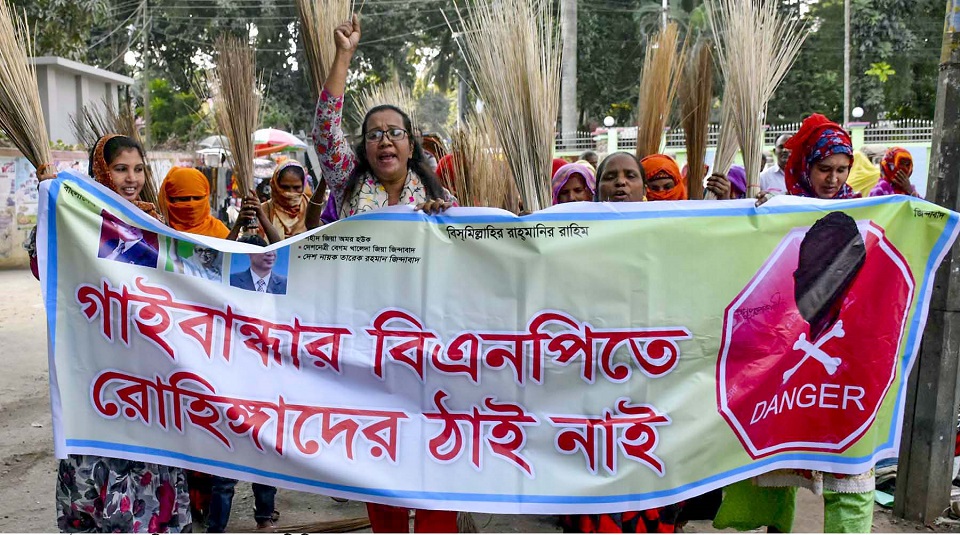 বহিরাগতকে বিএনপির মনোনয়ন না দেয়ার দাবিতে ঝাড়ু মিছিল