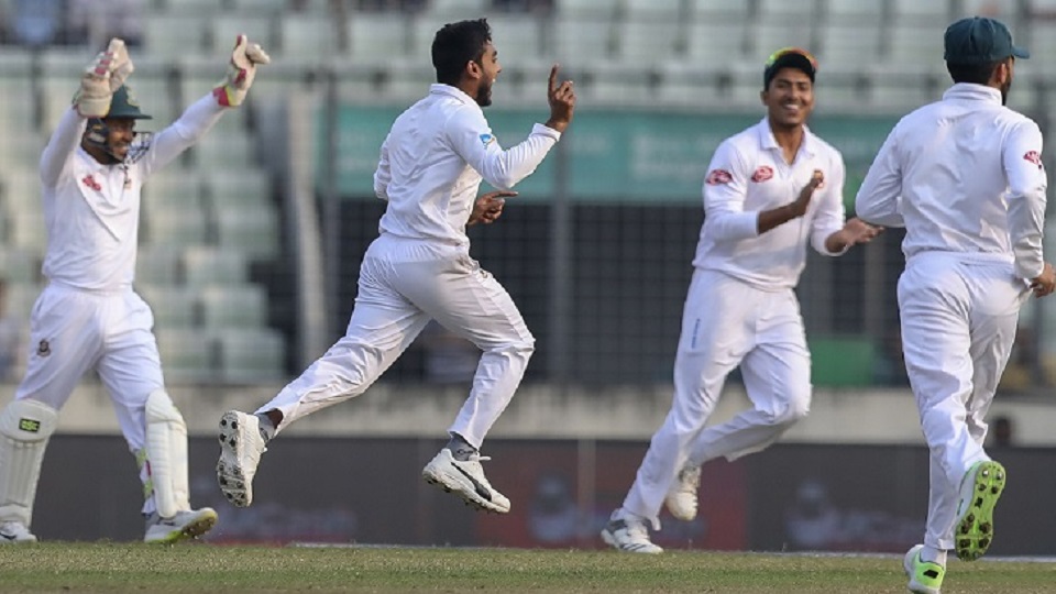 দ্বিতীয় দিনশেষে চালকের আসনে বাংলাদেশ