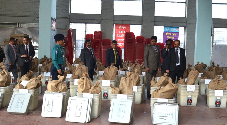 কড়া নিরাপত্তায় কেন্দ্রে যাচ্ছে ভোটের সরঞ্জাম