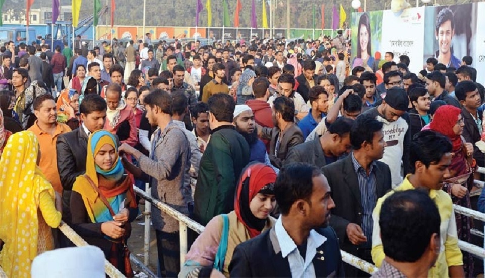 ছুটির দিনে জমজমাট বাণিজ্য মেলা