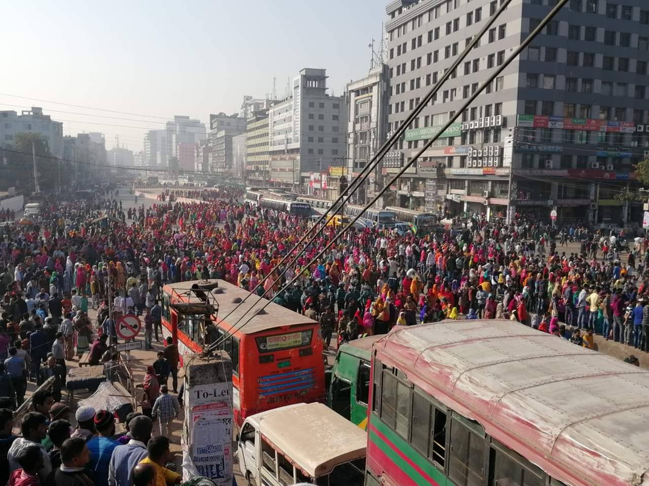 উত্তরায় পোশাকশ্রমিকদের সড়ক অবরোধ