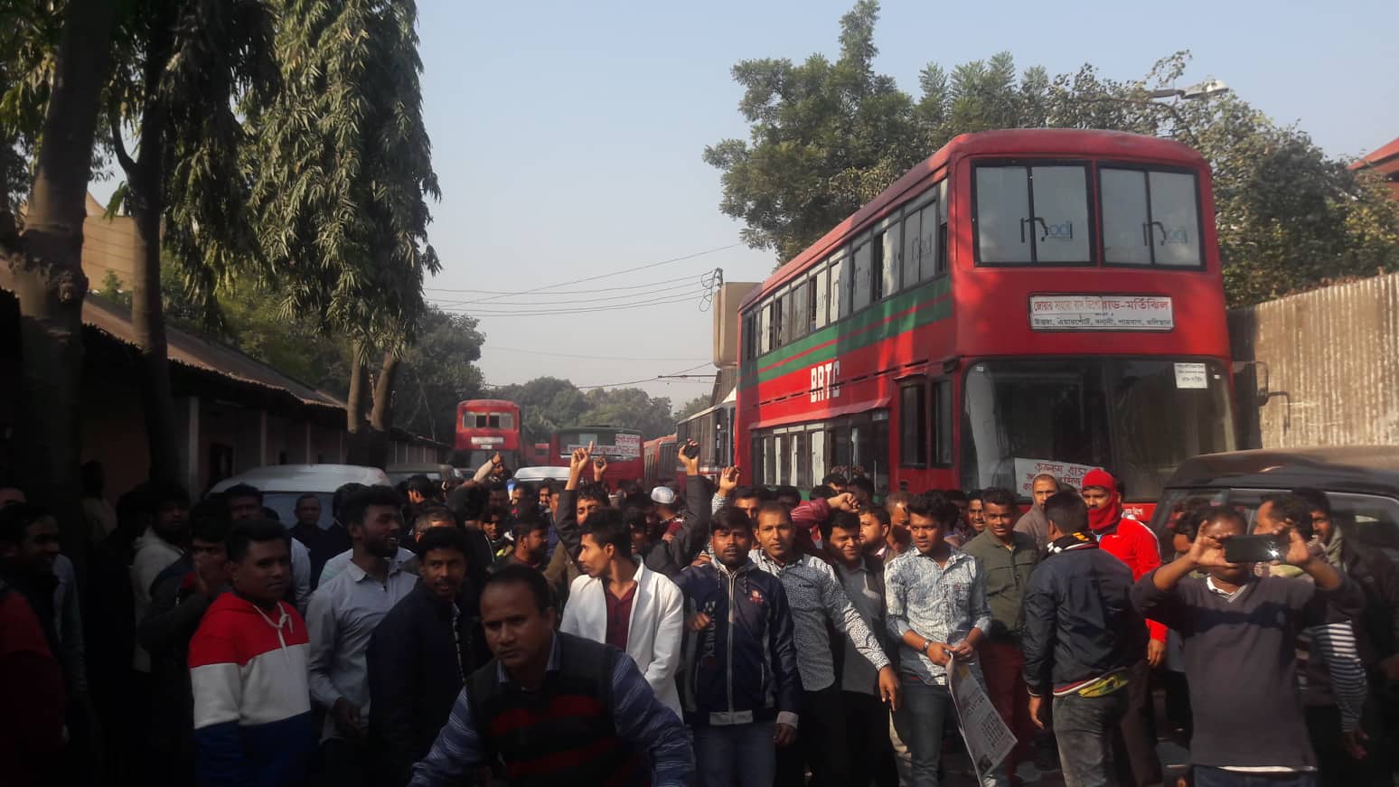 বকেয়া বেতনের দাবিতে বিআরটিসি ডিপোতে তালা