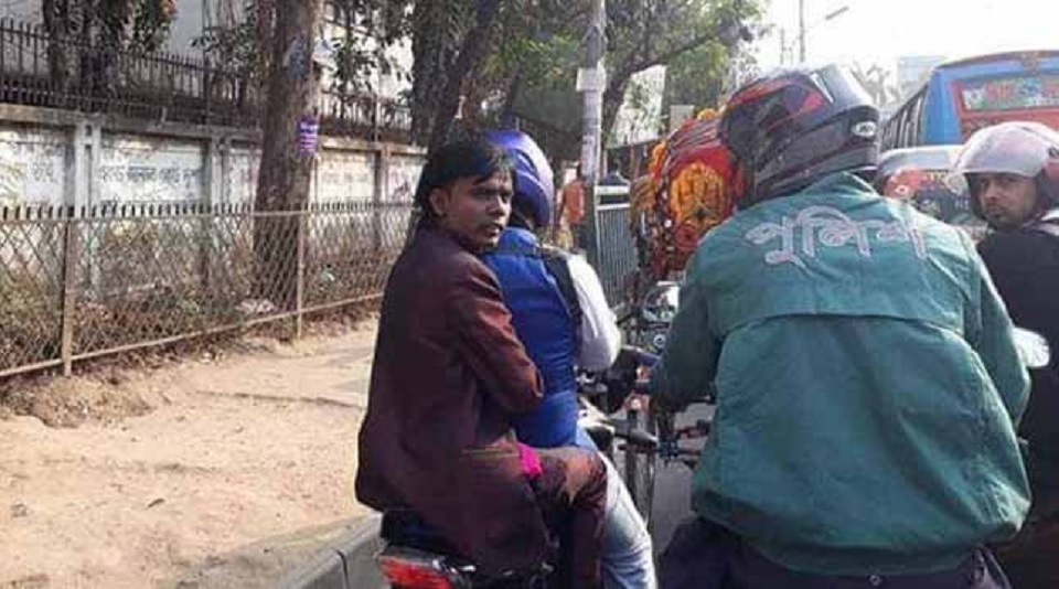 হেলমেট না থাকায় জরিমানা গুনলো হিরো আলম