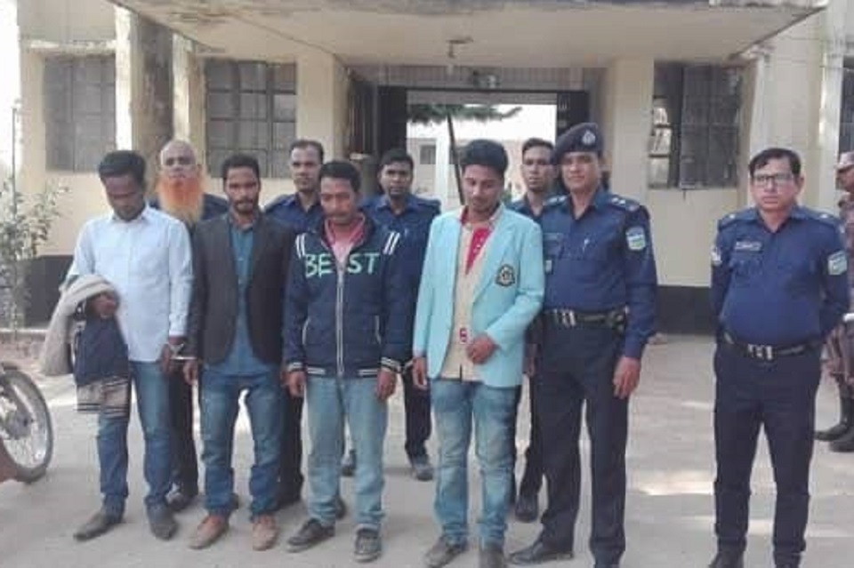 চাঁদাবাজির সময় ৪ ভুয়া সাংবাদিক আটক, গণধোলাই