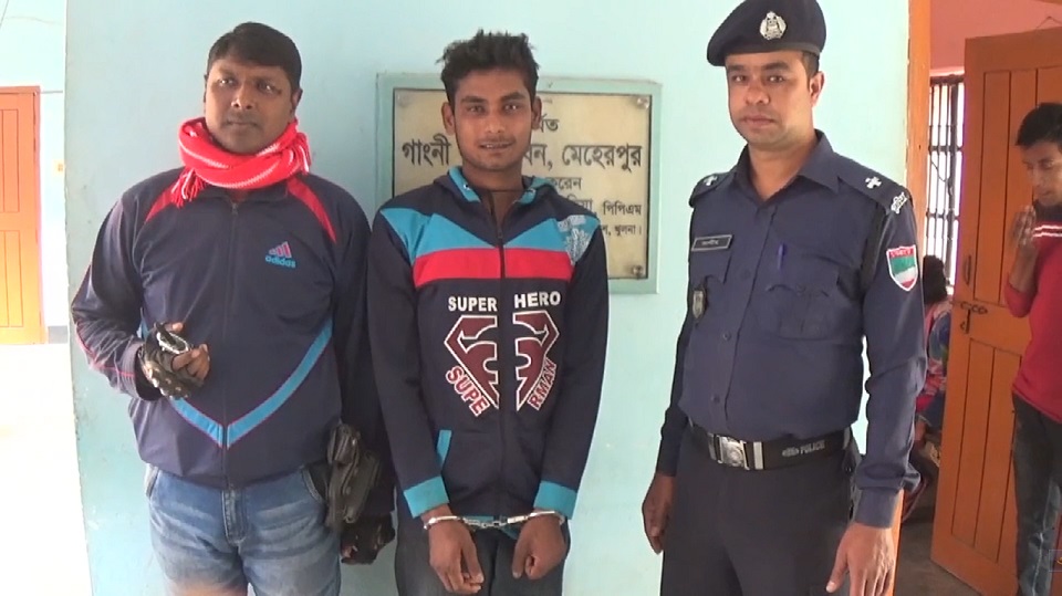 পুলিশ সেজে কলেজছাত্রীর পরিবারকে ‘গ্রেফতারের’ চেষ্টা, বখাটে আটক