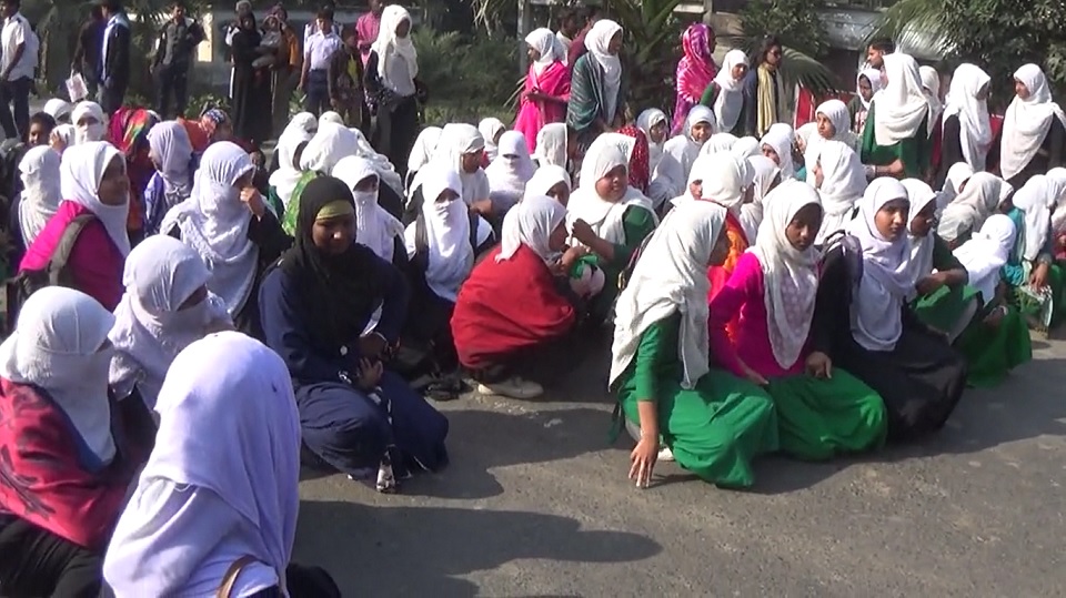 ঝিনাইদহে ট্রাক চাপায় স্কুলছাত্র নিহত, সড়ক অবরোধ