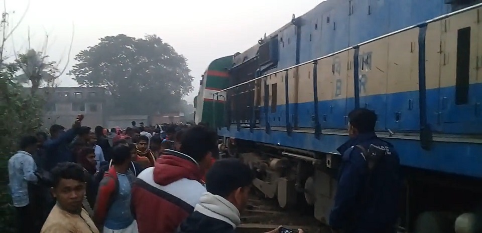 ঝিনাইদহে বগি লাইচ্যুত: খুলনার সাথে সারা দেশের ট্রেন যোগাযোগ বন্ধ