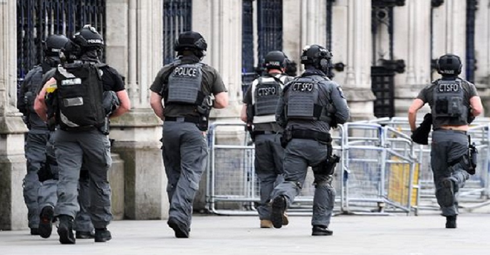 লন্ডনে ছুরিকাঘাতে পুলিশ কর্মকর্তাসহ আহত ৩ জন