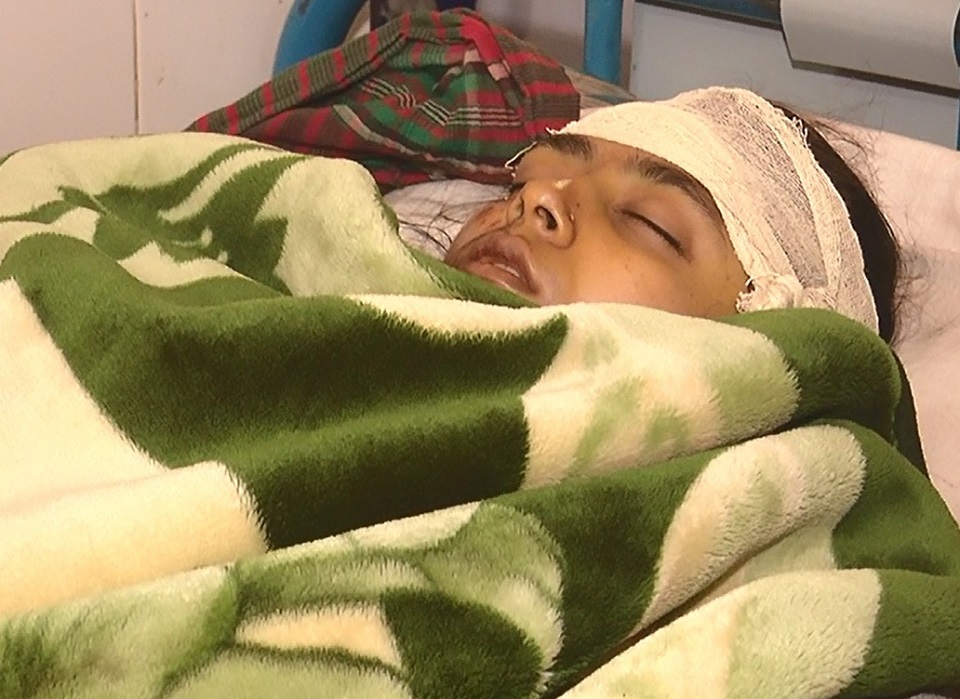 বিয়ে ভেঙ্গে দেয়ায় কনেকে কুপিয়ে জখম করলো বরের ছোট ভাই